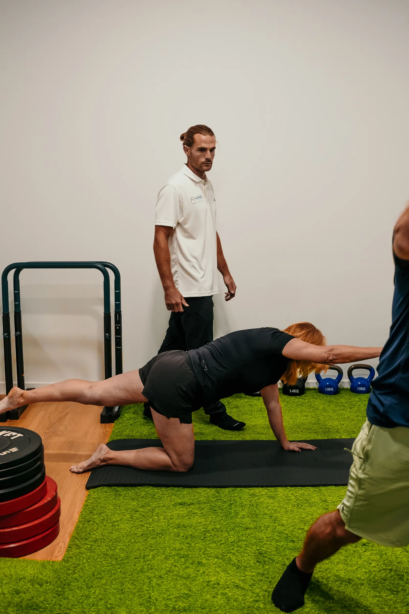 Sesión de readaptación deportiva en sala de entrenamiento de JM-MOTION