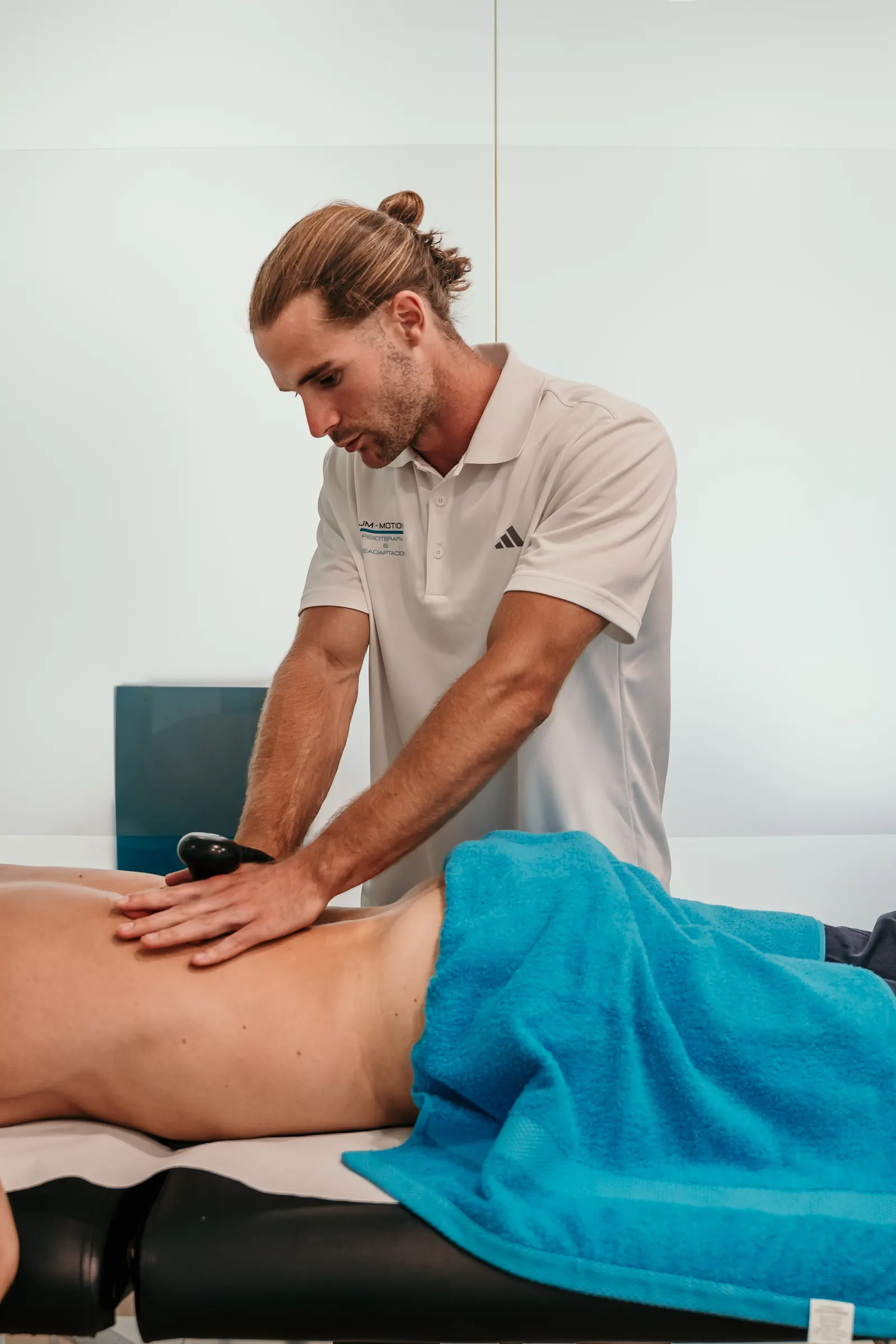Sesión de fisioterapia personalizada con percutor en JM-MOTION